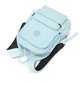 Hellblauer Rucksack von oben mit Frontreißverschlüssen, geprägtem Emblem und Netz-Schultergurten