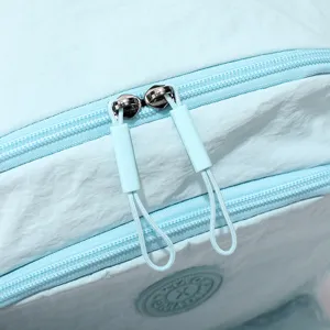 Detailansicht eines hellblauen Nylon-Wanderrucksacks mit passenden Reißverschlüssen und Zippern