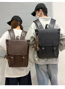 Rückansicht: zwei Modelle mit braunen und schwarzen Klappenrucksäcken aus Kunstleder