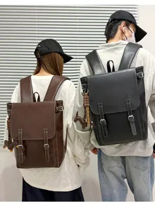 Rückansicht mit braunem und schwarzem Rucksack, Klappen, Schnallen und Hundeanhängern