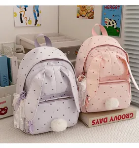 Deux sacs à dos à pois lavande et rose, avec oreilles de lapin, pompons et pampilles perlées