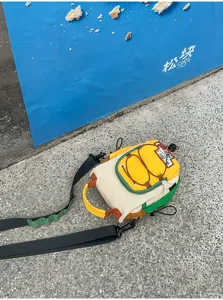 Vue en biais d’un petit sac à couleurs contrastées, avec cordon jaune et bandoulière noire réglable
