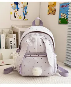 Vue arrière avec bretelles rembourrées, motif à pois lilas et pompon blanc tout doux