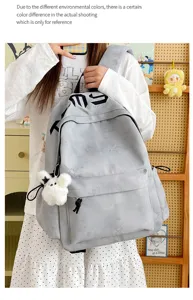 Sac à dos gris clair avec étoiles embossées, poche zippée devant et petit lapin en peluche