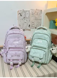 Deux sacs à dos lilas et menthe, à texture visible, avec poches zippées et breloques en peluche.