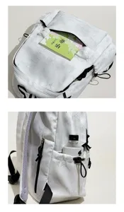 Gros plan sur le tissu blanc à étoiles, l’ouverture zippée et la poche latérale pour bouteille