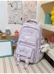 Vue détaillée du sac à dos lavande : poches avant, boucles et pompon blanc en peluche