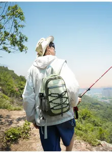 Rückansicht einer wandernden Person mit hellgrünem Rucksack und Frontschnürung auf einem Bergpfad