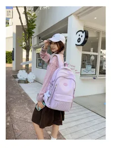 Scène de rue avec une femme portant un sac lilas, poche avant à pois et breloques suspendues.