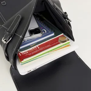 Schwarze Umhängetasche aus Kunstleder mit offener Klappe, Platz für Laptop und Bücher