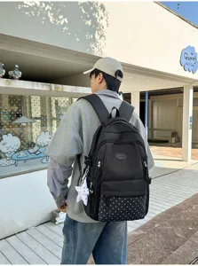 Vue de dos avec sac noir, étoiles sur le bas et pendentif étoile en peluche accroché au sac