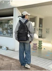 Vue arrière avec sac à dos noir mat, poche avant à pois et pendentif étoile blanc