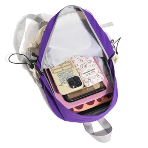 Lila Nylon-Wanderrucksack mit grauen Trägern, Kordelzug und Frontreißverschluss, offen gezeigt