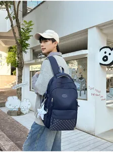 Vue de rue, personne portant un sac bleu marine à poche zippée et panneau inférieur étoilé