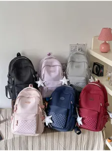 Six sacs à dos en nylon de différentes couleurs, avec poches avant zippées et breloques étoile