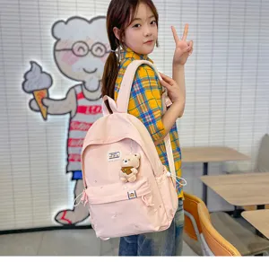 Scène de vie avec une fille portant un sac à dos rose pâle, orné d'un ourson et de broderies
