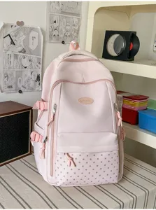 Vue de face d’un sac à dos rose avec poche à étoiles, détails de fermeture éclair et écusson ovale