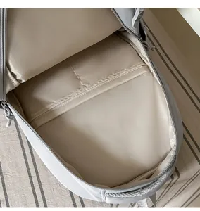 Vue rapprochée de la doublure beige et de la séparation rembourrée du compartiment du sac