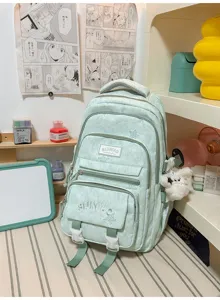Sac à dos vert menthe, poches zippées superposées et boucles, présenté sur une étagère