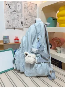 Vue de côté d’un sac à dos bleu clair avec étoiles, poches latérales et petit ourson en peluche