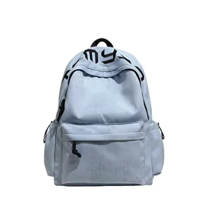 Sac à dos scolaire bleu clair, texture gaufrée, poche avant zippée et poches latérales