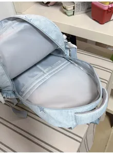 Vue rapprochée de l’intérieur bleu clair, avec doublure lisse et séparation intérieure cousue