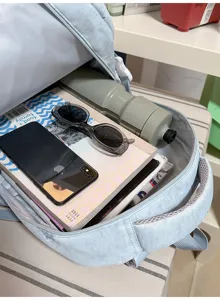 Vue de l’intérieur du sac à dos ouvert, avec place pour livres, téléphone, lunettes et gourde