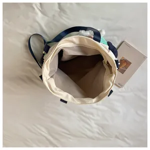 Vue plongeante sur l’intérieur du cabas ouvert, avec doublure claire et poche intérieure en maille