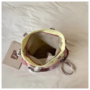 Vue plongeante sur le sac ouvert, avec sa poche intérieure zippée et sa doublure compartimentée