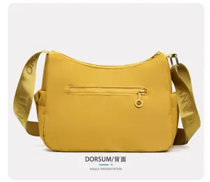 Vista posteriore di borsa gialla in nylon, con tasca zip, tracolla intrecciata e fibbia metallica