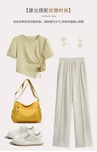 Vue à plat d'un sac jaune à poches, avec haut clair, pantalon ample et baskets blanches