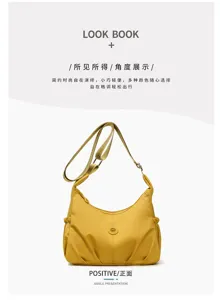 Sac jaune en nylon vu de face, avec fronces, sangle réglable et bouton rond décoratif