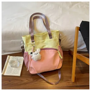 Panneaux rose et jaune clair avec poche zippée, peluche lapin et bandoulière amovible