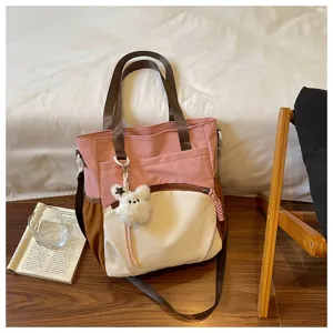 Sac rose et crème avec anses marron, poche zippée à l’avant et pendentif ours en peluche
