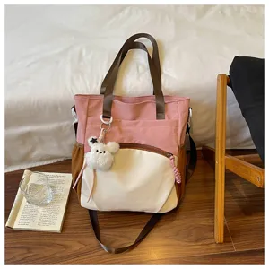 Sac rose et crème avec anses brunes, poche zippée à l’avant et pendentif ours en peluche