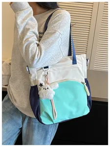 Sac en toile porté à l’épaule, avec panneau menthe, bordures bleu marine et breloque ourson