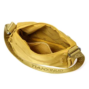 Sac jaune en toile Oxford à bandoulière large, ouvert sur plusieurs compartiments intérieurs