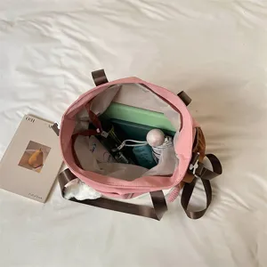 Grand sac cabas rose à empiècements bruns, ouvert vu du dessus avec un intérieur spacieux