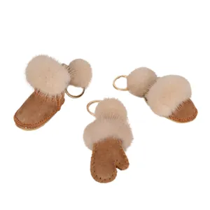 Trois mini porte-clés en forme de bottes et moufles, aspect daim, bordure en fausse fourrure beige