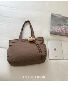 Sac cabas brun en nylon souple, avec anses, cordons tressés et charm ourson en peluche