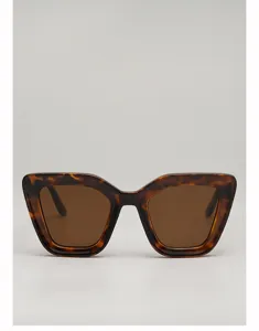 Vue de face de lunettes œil-de-chat écaille avec verres bruns sur fond gris clair uni