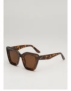 Vue de trois quarts de lunettes œil-de-chat à monture écaille, verres bruns et rivets