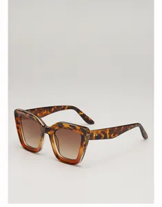 Vue de trois quarts de lunettes œil-de-chat écaille, verres bruns dégradés et branches à rivets