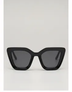 Vue frontale de lunettes de soleil noires œil-de-chat, à monture épaisse et verres gris foncé