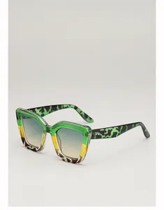 Vue de trois quarts des lunettes œil-de-chat, branches léopard vertes et verres dégradés bleu-jaune