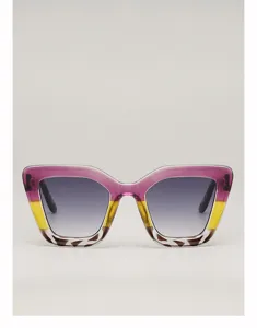 Vue de face d'une monture violette et jaune à motifs, avec verres dégradés gris foncé sur fond gris
