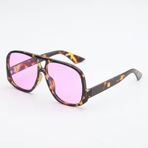 Occhiali da sole aviator rétro con doppio ponte, montatura leopardata e lenti rosa colorate