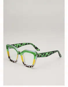 Vue de trois quarts d’une monture verte et jaune, avec branches léopard et verres transparents
