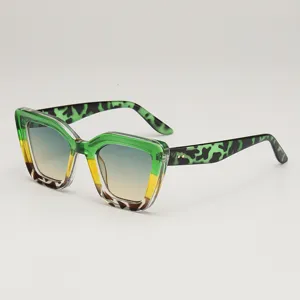Lunettes de soleil œil-de-chat vert et jaune, branches léopard et verres dégradés, vues de biais