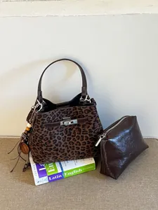 Borsa a Secchiello da Donna Retrò con Stampa Leopardata in Camoscio Borsa a Tracolla alla Moda con Chiusura in Metallo e Ciondolo